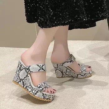 2025 new fashionable and simple snake pattern high-heeled slippers slope heel thick-bottomed water table muffin women s shoes printed cool sli 34 разноцветный