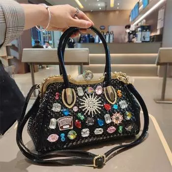 2025 Новая модная сумка через плечо с бриллиантовыми заклепками, универсальным характером и большой вместимостью