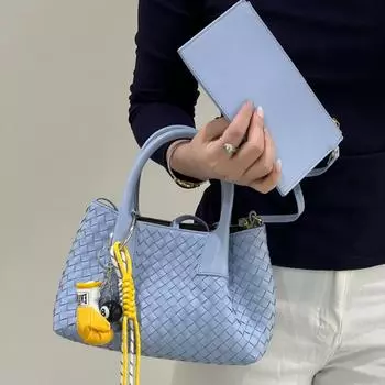 2025 Новая женская сумка из овчины, плетеная сумка, корзина для овощей, модная сумка-тоут, универсальная цельная сумка с диагональным поперечным плетением, женская сумка 25x12x23cm вино красного