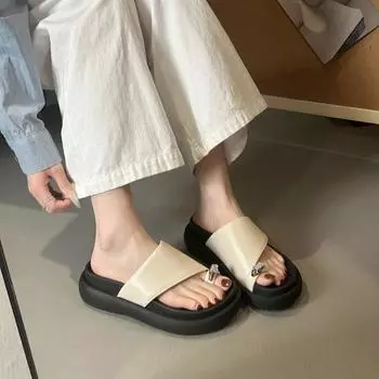 2025 новые пляжные кожаные шлепанцы на толстой подошве для женщин, корейская версия летней новой обуви с закрытым носком, на маффиновой подошве, крутые шлепанцы 35