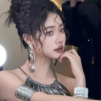 2025 Новые популярные серьги High end Light Luxury High end Atmosphere в стиле Гонконга в стиле ретро