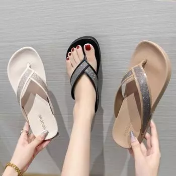 2025 новые тапочки женские летние модные тенденции плоский каблук толстая подошва универсальные шлепанцы с поясом для приморского пляжа одежда 36 [one size smaller] чёрный