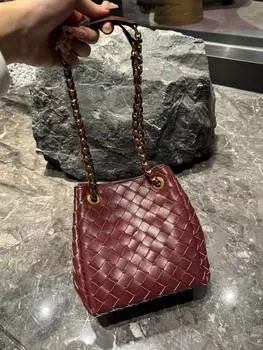 2025 Новый Head Layer Sheepskin Chain Handheld Parachute Bag Универсальная плетеная сумка Премиум одно плечо Диагональная сумка-ведро 20x13x20cm кофейный