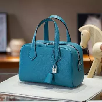 2025 Новый Head Layer TC Кожаная сумка-подушка Victoria Bowling, ручная сумка на одно плечо с диагональным поперечным креплением 27x18x11.5cm чёрный