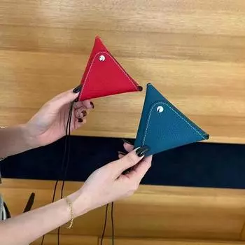 2025 Новый подлинный кожаный кожаный кошелек с узором в виде губ, складной треугольный сэндвич-мешок для наушников, подвесная шейная и поясная маленькая сумка 12x10x3CM красный