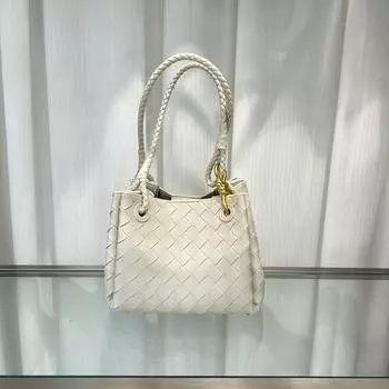 2025 Ретро-дизайн с металлической пряжкой, плетеная сумка-тоут - большая вместимость, ручная и наплечная сумка для женщин 21x15x15 cm