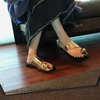 2025 тапочки с квадратным носком и металлической пряжкой на носке женская летняя одежда плоская подошва персонализированные римские сандалии женская обувь 35