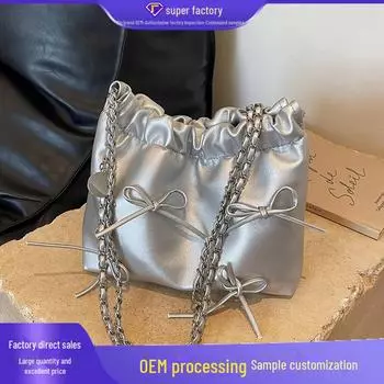 2025 Трендовая женская сумка-мессенджер с цепочкой на плечо – Текстурированный корейский стиль ведро для осени и зимы серебряный