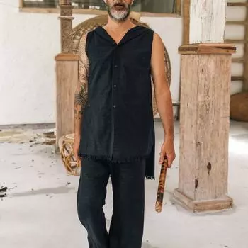 2025 Весна и лето Новый топ без рукавов с капюшоном, повседневный модный однотонный мужской топ S чёрный