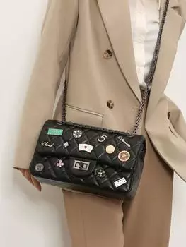 2025 Весна и весна Новая женская сумка Xiaoxiangfeng Rhombus Chain Bag Модная сумка через плечо с индивидуальными буквами и значком Small бежевый