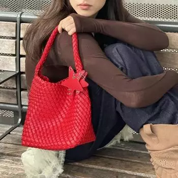 2025 Высококачественная плетеная сумка с золотой звездой: Большая вместимость, стильная, уникальная сумка-ведро для женщин