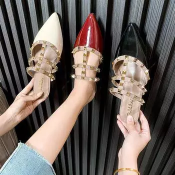 2025 весна новые сандалии на плоской подошве женские летние сандалии с сумкой на голову полуперетягивающиеся темперамент заклепки остроносые тапочки носить заклепки обувь 34 чёрный