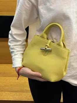 2025 женская сумка через плечо сумка из высококачественной кожи с накладным ремнем из бамбука универсальная модная женская сумка из натуральной кожи 15x9x15cm золотисто-коричневый