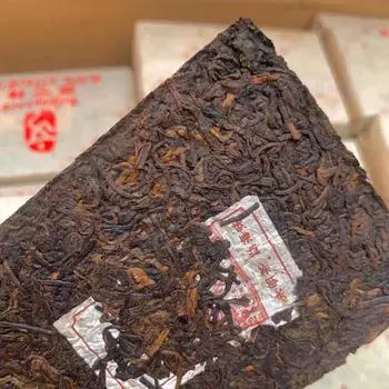 250 г Юньнаньский спелый чайный кирпичик пуэра. Олимпийские игры 2008 года, посвященные пуэру.