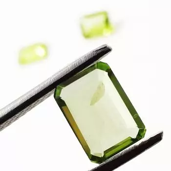 2,60 карата, красивый натуральный зеленый перидот изумрудной огранки, партия из 3 штук, размер 7x5 мм. 2.60 Carat 3 Pcs 7x5 MM