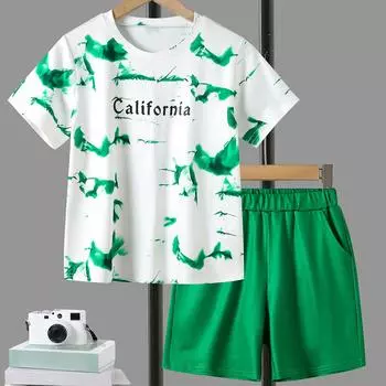 2 летних белых тонких футболки с круглым вырезом для мальчиков в паре с яркими зелеными шортами 100cm