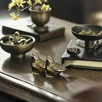 2 шт. Миниатюрная латунная фигурка воробья Милый современный декор для стола Идеально для подарка Коллекционный предмет Милый декор для офиса 2pcs дубильная кора