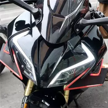 2 шт. Мотоциклетные передние боковые спойлеры Винглеты Аэродинамический комплект крыльев Фиксированные ветровые крылья со светодиодной подсветкой Клейкая декоративная наклейка