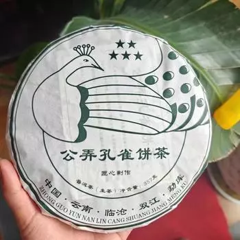 357г Юньнаньский сырой пуэр Чайный пирог Gongnong Павлин Шэн Пуэр Чай Пуэр сырой чай 357G