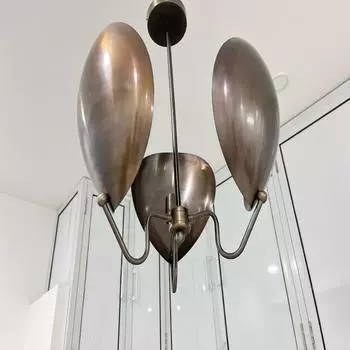 3 светлых изогнутых плафона, современная подвесная люстра середины века с патиной