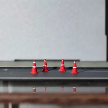 4 шт. 1/64 масштаб миниатюрные дорожные конусы, мини-знаки детские игрушки товары для вечеринок крошечные дорожные знаки