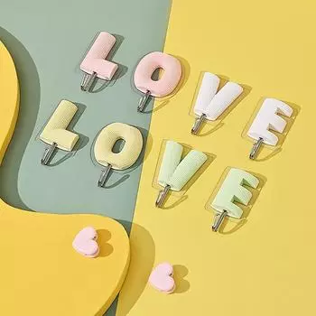 4 шт. симпатичный крючок сильная вязкость мультфильм LOVE форма крючки пластиковые без пробивного ключа крючок дверь общежития доступно прекрасное украшение розовый