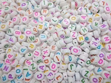 500 бусин с буквами алфавита, разноцветные, белые, 7 мм, круглые, с инициалами для создания оригинальных аксессуаров