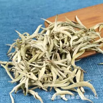 500 г сырого чая Пуэр с белыми волосами и серебряной иглой с одним бутоном (Средний бутон) Рассыпной чай