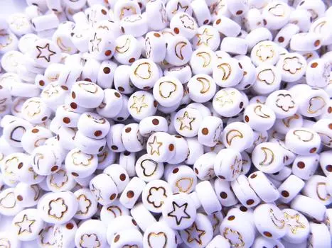 500 Pieces Gold Mixed Pattern Round Acrylic Beads White 7mm Star Moon Heart Flower Craft Handicraft Supplies Jewelry Handmade Accessory Parts Huey