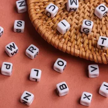 50 шт., 5,5 мм, акриловые большие отверстия, белые, черные, квадратные, 26 букв, свободные бусины, браслеты «сделай сам», ожерелье, цепочка для телефона, материал из бисера K