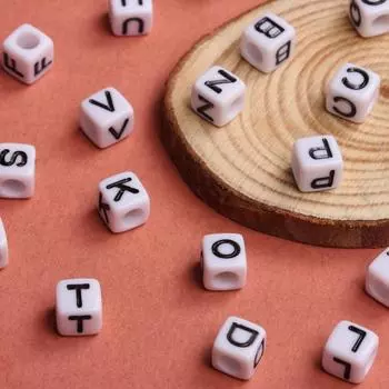 5,5 мм Материал для рукоделия, бисер, DIY 50 шт., 26 букв, бусины, акриловое ожерелье, подвески, свободные бусины-разделители, белые, черные аксессуары для изготовления ювелирных изделий Z