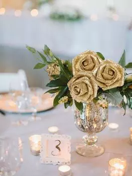 60 шт. искусственных цветов, блестящие розы, золотые розы, 2,16 дюйма, искусственные цветы, пенопластовые розы, поддельные розы со стеблем для свадебной вечеринки, центральные украшения своими руками, декор 60 Pcs золотой