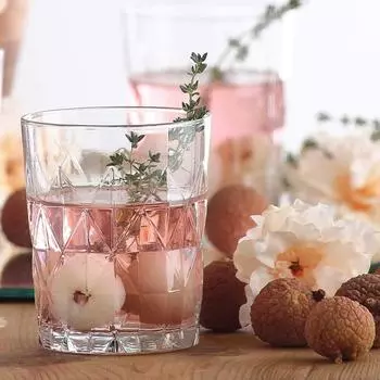 6 стаканов безалкогольных напитков