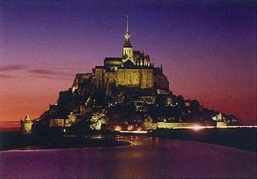 704 Piece Jigsaw Puzzle Mont Saint Michel at Dusk Large Piece [Pure White] (51x73.5cm)