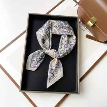 70 * 70 Four Seasons Доступен Новый женский маленький квадратный шарф, высококачественный шарф с буквенным принтом, профессиональный шарф, атласный шарф 70*70cm