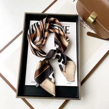 70 * 70 Four Seasons Доступен Новый женский маленький квадратный шарф, высококачественный шарф с буквенным принтом, профессиональный шарф, атласный шарф 70*70cm