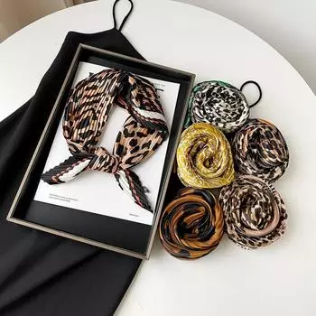 70 * 70 Four Seasons Доступен Новый женский маленький квадратный шарф, высококачественный шарф с буквенным принтом, профессиональный шарф, атласный шарф 70*70cm