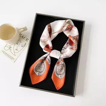 70 * 70 Four Seasons Доступен Новый женский маленький квадратный шарф, высококачественный шарф с буквенным принтом, профессиональный шарф, атласный шарф 70*70CM