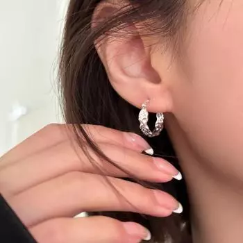 925 серебряные игольчатые серьги необычной формы, нишевый дизайн, высококачественные серьги с узором из фольги, простые осенние новые серьги A pair of 925 silver needles