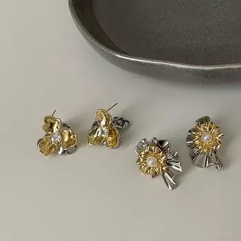 A Pair Of Gold And Silver Contrasting Flower Stud Earrings For Women, Metal Cold Wind Heavy Industry Exquisite Fashion Versatile Earrings