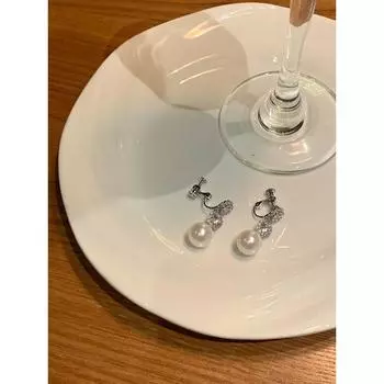Accessible Luxury Dinner Party Women s Best Selling Unique Pearl Earrings A pair of white pearl ear clips without ear holes
