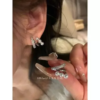Accessible Luxury Stylish Temperament Wild Fall and Winter Pearl Earrings A pair of three-circle silver pearl earrings