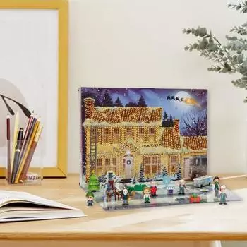 Адвент-календарь на рождественские каникулы 2024 года от National Lampoon. 24-дневный календарь обратного отсчета до Рождества с фигурками и аксессуарами для отпуска. A