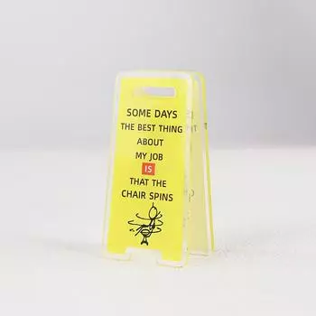 Акриловая настольная табличка Просто работай здесь - Юмористический декор для офиса Унисекс подарок для коллег Универсальный декор для комнаты