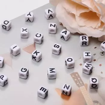 Акриловые бусины с 26 буквами, 50 шт., свободные бусины-разделители, браслеты-цепочки для телефонов, белый, черный, квадратные поделки своими руками, материал из бисера, подвески, ожерелье 5,5 мм C