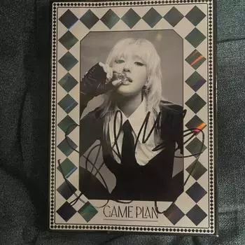 Альбом Somi Jeon Somi Sign поступил в продажу