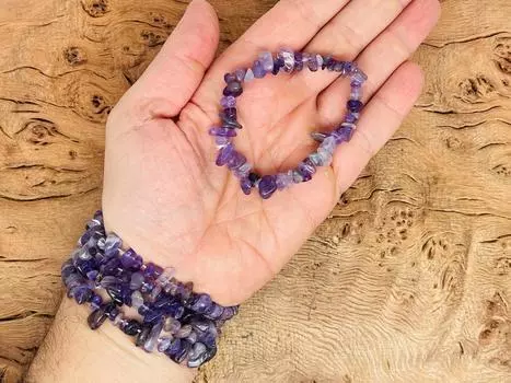 Аметистовый браслет с фрагментами драгоценных камней - Эластичный браслет из натуральных кристаллов - Браслет с фрагментами - Исцеляющие чакры кристаллические фрагменты - Объемный браслет 5/8mm