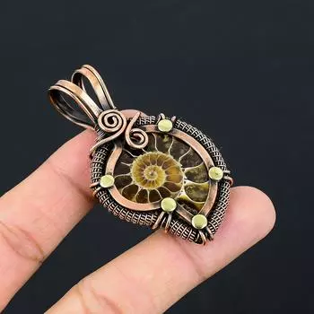 Аммонит Драгоценный камень Чистая медная проволока Обернутая ювелирная подвеска ручной работы 2.56 Inches коричневый