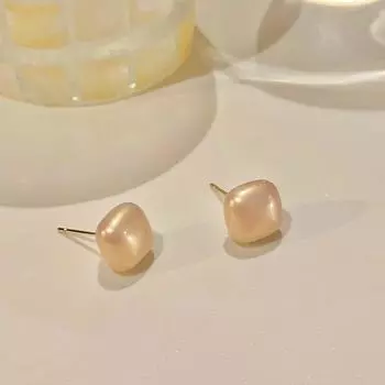 and Winter Square Sugar Pearl Stud Earrings for Women Accessible Luxury Classy Dignified Generous Style Unique Earrings Niche Style Earring Ear Clip Pair of Champagne 925 Tremella Pins
