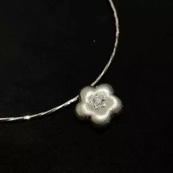 ANENJERY Brushed Flower Inlaid Zircon Pendant Necklace For Women Girls Vintage Luxurious Clavicle chain Choker Jewelry Gift Wholesale белый